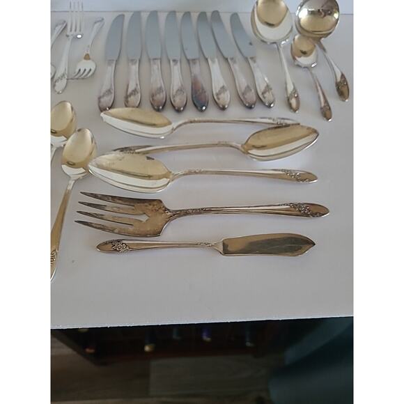 ONEIDA SILVER 34pc -Serves 8 - Queen Bess II Tudor Plated 1946 - Picture 4 of 9